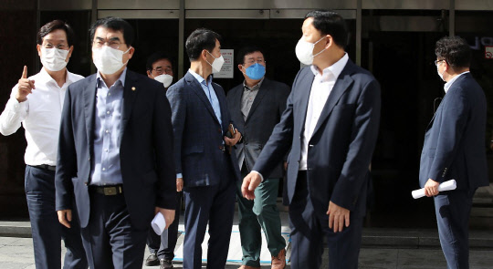 대선 후보 경선 무효표 처리 이의제기 관련 회의 마친 이낙연 캠프 의원들. 연합뉴스